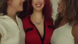 girls-kissing