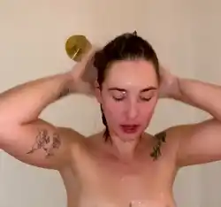 girls-showering